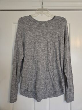 Lightweight Women's Gray Long-Sleeve Crewneck Top